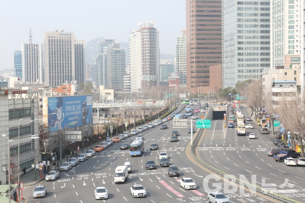 서울시는 배출가스 5등급 차량 폐차 후 신차 구입 시, 폐차 보조금과 별도로 추가 보조금을 최대 250만원까지 지원한다. (GBN뉴스 자료사진)