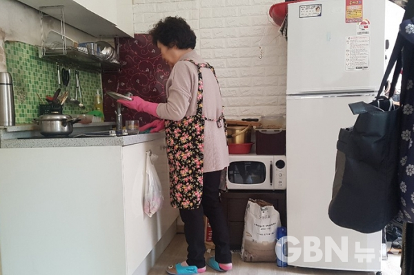 요양보호사 윤명희 씨는 노인의 집에 방문해 설거지를 하는 것부터 일을 시작한다.  (사진=서진솔 기자)
