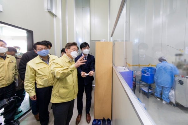 이재명 지사가 안성시 양성면의 마스크 제조업체 와이제이코퍼레이션을 방문해 생산현장을 둘러보고 있다. (사진=경기도)
