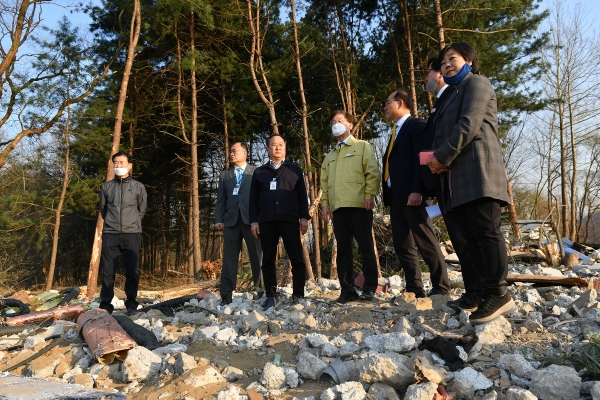 이재명 지사가 24일 오후 양평 거북섬 하천·계곡 불법시설물 철거 현장을 점검하고 있다. (사진=경기도)