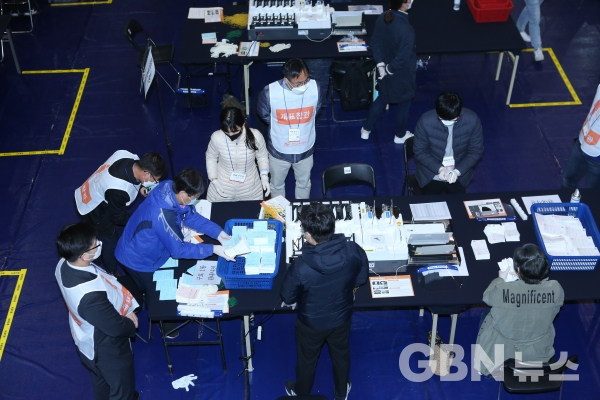 15일 서울 구로구 우신고등학교 강당에서 21대 총선 개표가 진행되고 있다. (사진=서한결 기자)