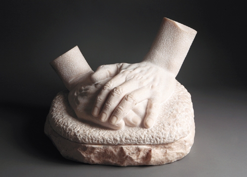 고대안암병원 로비에 설치된 ‘치유의 손’(강희덕 作)