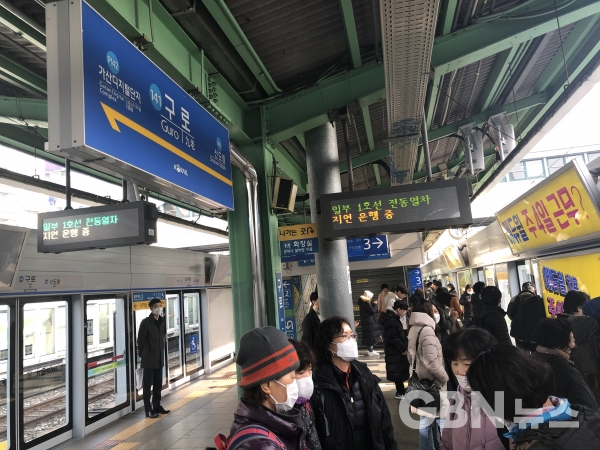오늘(13일)부터 서울 지하철에서 혼잡도 150% 이상시 마스크를 미착용한 시민에 대해 탑승을 제한한다. 사진은 지난 2월 1호선 구로역에서 승객들이 마스크를 쓴 채 대기하고 있는 모습. (사진=서한결 기자)