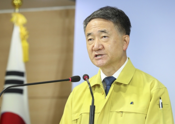 박능후 보건복지부 장관이 지난달 26일 정부서울청사에서 긴급브리핑을 열고 발언하고 있다. (사진=보건복지부)