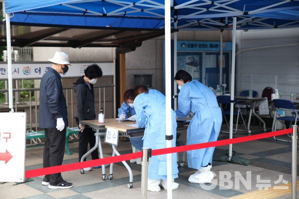 지난 25일 도봉구 보건소에서 시민들이 코로나19 진단 검사를 받고 있다. (사진=서한결 기자)