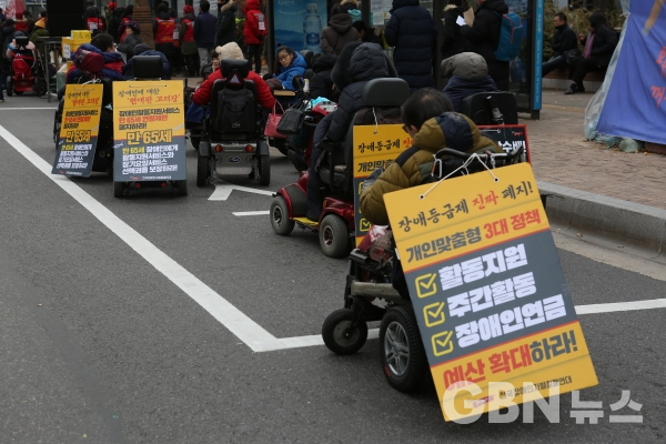 지난해 12월 국회의사당역 앞에서 전국장애인부모연대가 주최한 '2019년 세계장애인의 날 투쟁결의대회 및 장애인 차별철폐 2020총선연대 출범식'에 시민들이 피켓 시위를 하고 있다. (사진=서한결 기자)