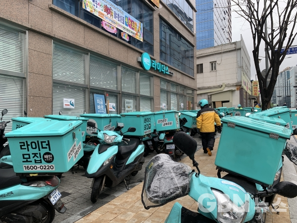 서울시가 배달노동자 등 특고‧플랫폼노동자 약 10만 명에게 1인당 30장의 KF94마스크(면마스크 포함)를 지급한다. (GBN뉴스 자료사진)