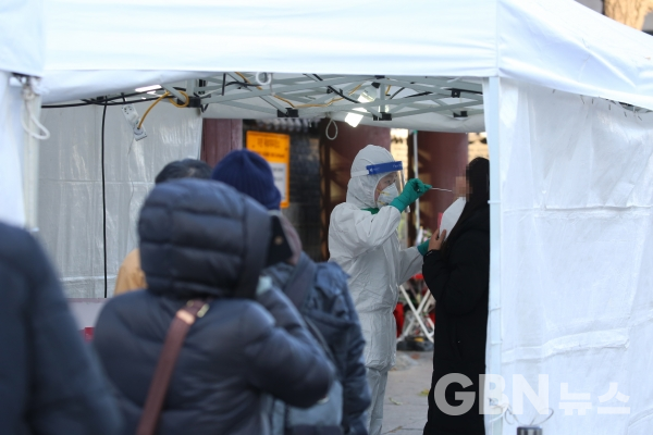 14일 오후 서울 종로구 탑골공원 임시 선별검사소에서 한 시민이 진단 검사를 받고 있다. (사진=서한결 기자)