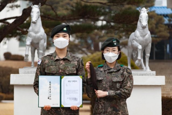 모발을 기증한 함보배 대위(오른쪽)와 김아름 중사.(사진=육군 제9보병사단 제공)