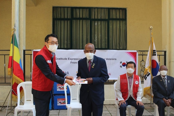 양승환 LG전자 에티오피아지점장(왼쪽 첫 번째)이 에티오피아 한국전 참전용사협회에 생활지원금을 전달하고 있다. ⓒLG전자