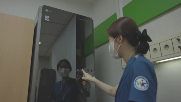 코로나19 의료진이 경기도 오산한국병원에 설치된 ‘LG 트롬 스타일러 블랙에디션2’를 사용하고 있다. ⓒLG전자