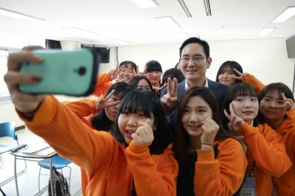 2016년 1월 대전 충남대학교에서 열린 드림클래스 겨울 캠프를 방문한 이재용 삼성전자 부회장이 캠프에 참여한 중학생들과 기념 촬영을 하고 있다. ⓒ삼성전자