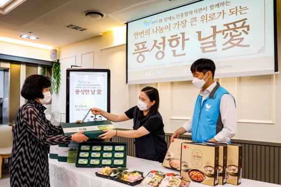 SPC그룹 임직원들이 지난 7일 서울 양재노인종합복지회관에서 어르신들에게 추석 명절 맞이 제품을 전달하고 있다. ⓒSPC그룹