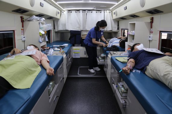 한화손해보험 임직원들이 추석맞이 헌혈 나눔 행사에 참여하고 있다. ⓒ한화손해보험 제공