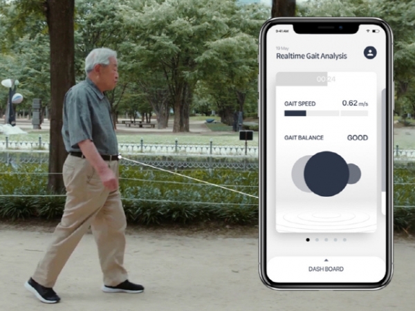 한 노인이 스마트벨트와 앱을 활용해 보행속도를 측정하고 있다. ⓒ분당서울대병원 제공