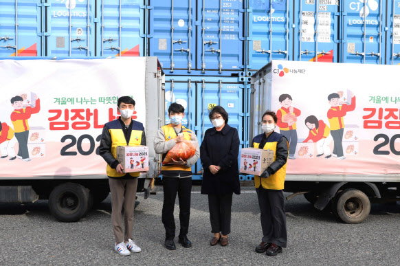 CJ그룹 임직원들이 ‘김장 나눔’ 배송 봉사 활동에 나서며 사진 촬영을 하고 있다. ⓒCJ제공