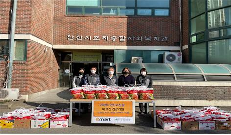 이마트 안산고잔점은 26일 안산시초지종합사회복지관에 '어르신 건강기원 따뜻한 겨울나기 김치'를 전달했다. ⓒ안산시초지종합사회복지관