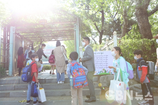 지난 5월 서울 세륜초등학교 학생들이 첫 등교를 하고 있다. (사진=서한결 기자)
