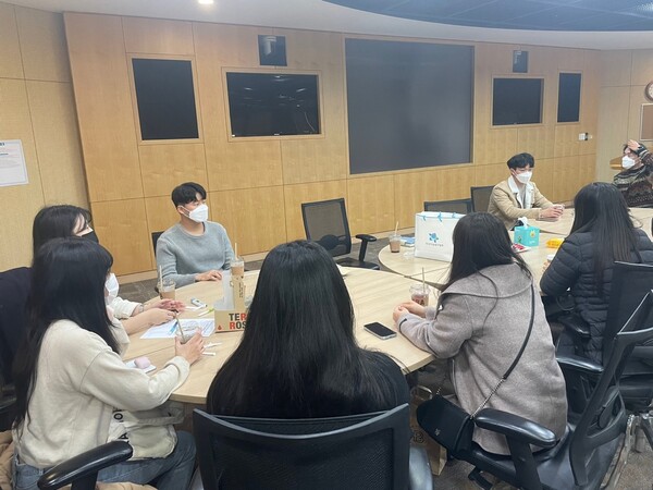 두드림 3기 청년들이 서울 포스코센터에서 취업역량 강화를 위한 토론을 하고 있다. ⓒ포스코