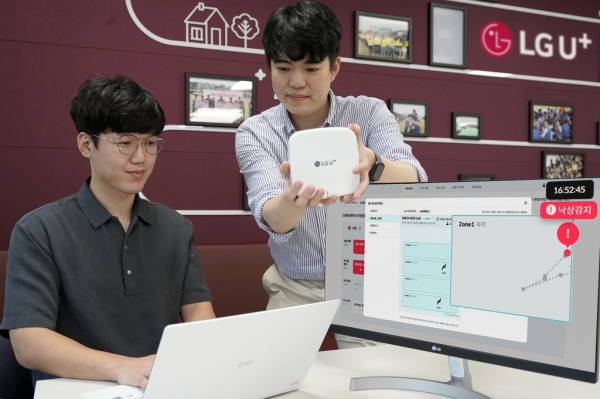 LG유플러스 직원들이 스마트레이더 모니터링 플랫폼을 관찰하고 있는 모습 ⓒLG유플러스 제공