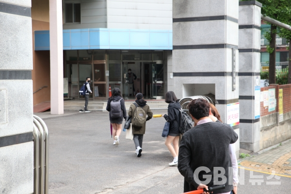 지난 5월 부천시 한 고등학교 학생들이 등교하고 있다. (GBN뉴스 자료사진)